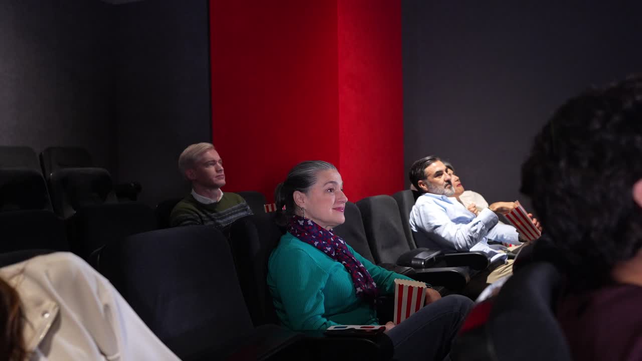 Menschen, die in einem Kino einen Film schauen