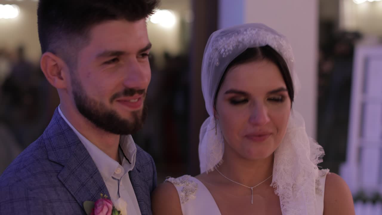 Casal de noivos feliz. Noivo e noiva adoráveis. Noiva chora com o véu de noiva
