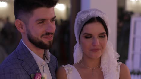 feliz pareja de bodas. encantador novio y novia. la novia llora en el velo de la boda