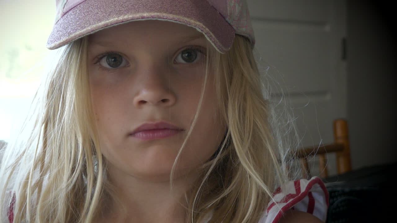 가까이서 눈을 마주치는 슬픈 금발 소녀 얼굴