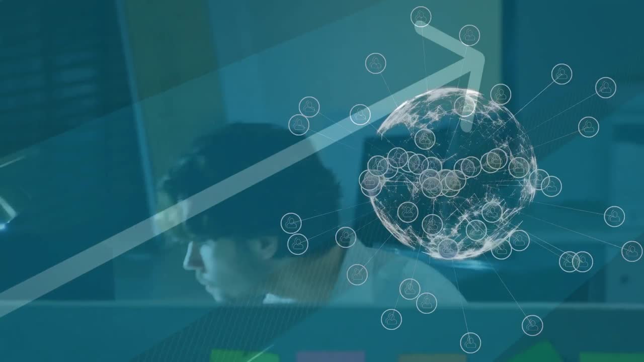 연결의 네트워크와 화살표와 함께 지구의 애니메이션 사무실에서 컴퓨터를 사용하는 사업가