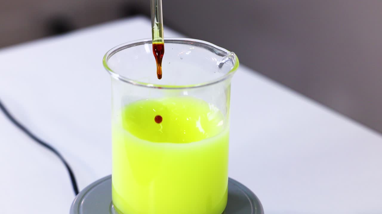 Reazione chimica con cambiamento di colore in un becher
