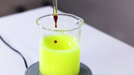reacción química con cambio de color en el vaso