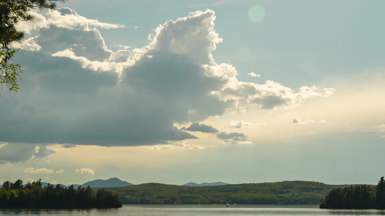 아름다운 시골 호수 저속 촬영 hd 30fps 위로 폭풍 구름이 움직이고 건물을 짓고 있습니다.