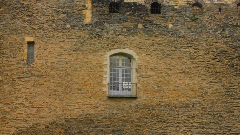 Fachada-De-Pared-De-Ladrillo-Y-Ventana-De-Un-Antiguo-Castillo-En-Ira,-Francia