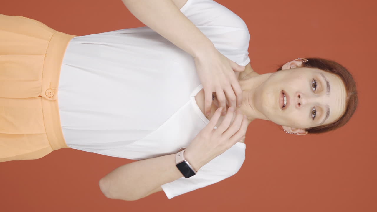 호흡곤란을 겪는 여성의 수직 비디오.