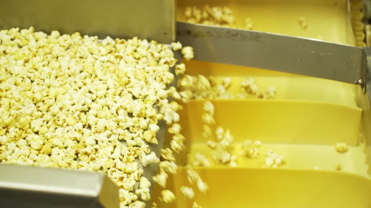 popcorn fabbricato in fabbrica, produzione di popcorn, in fase di produzione