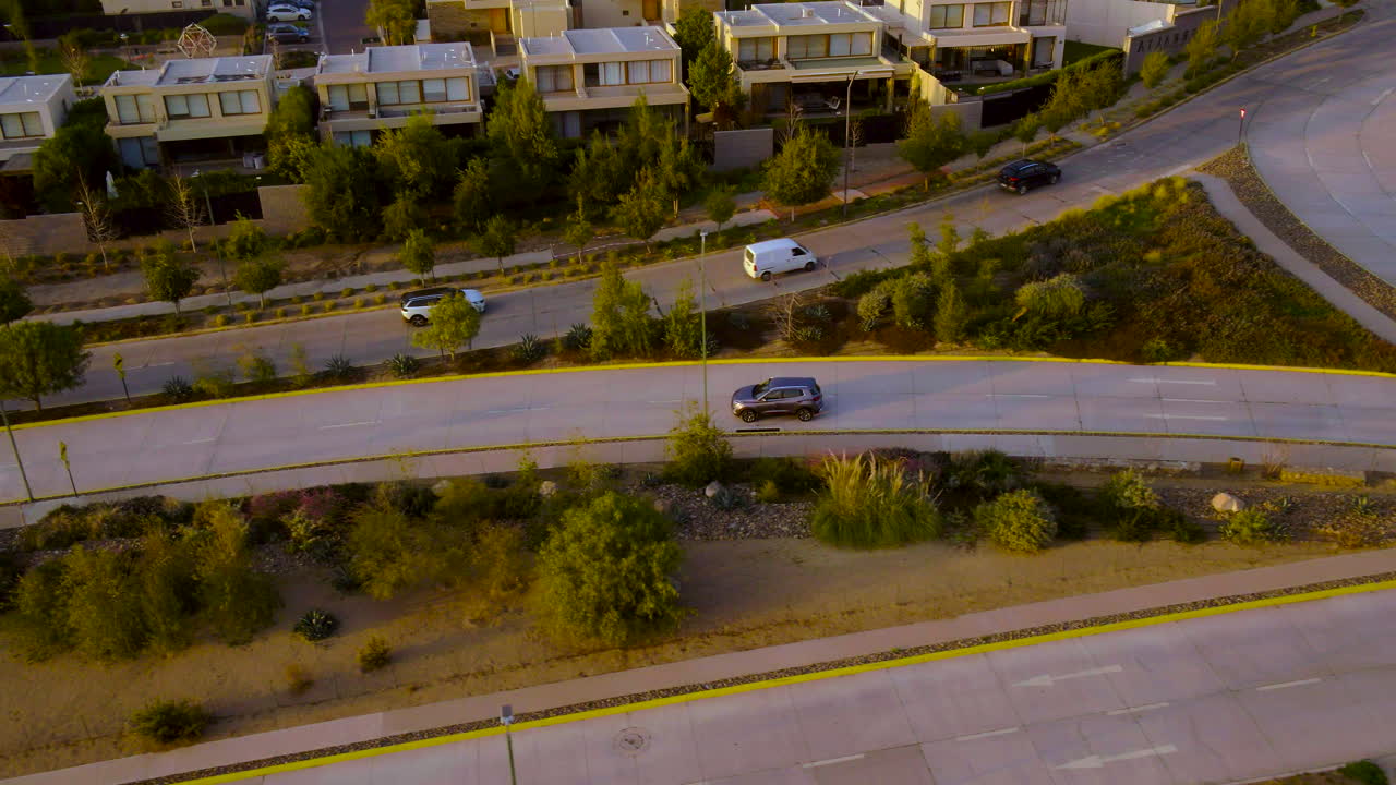 la dehesa santiago chile coche solitario en el crepúsculo de la mañana vista de drone del tráfico de santiago