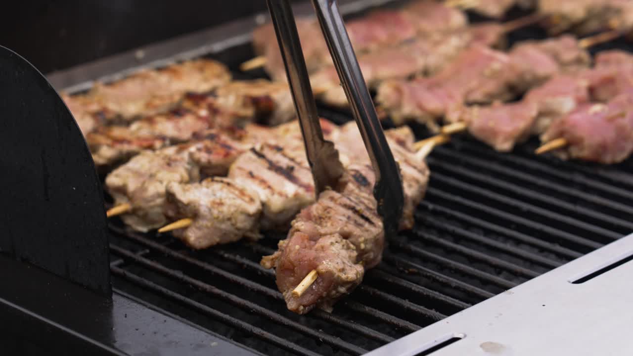 고기를 느린 영상으로 돌리는 것