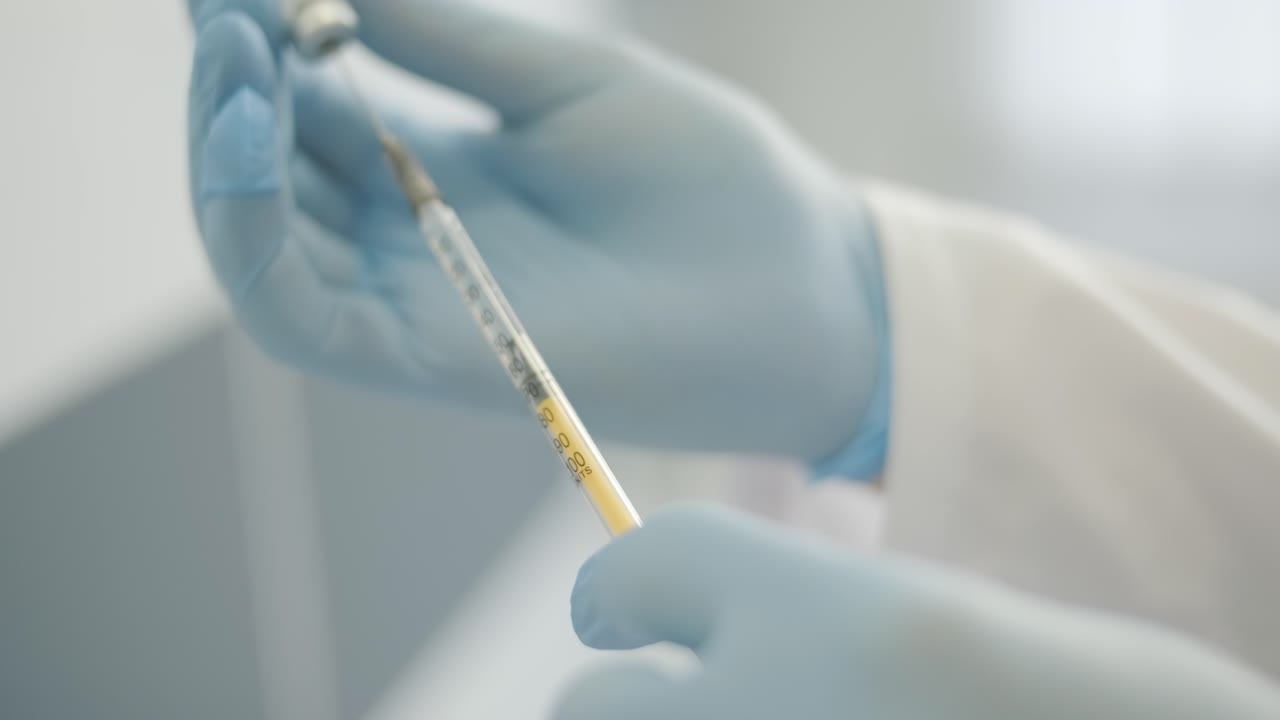 un médico que administra inyecciones de botulino a un paciente como tratamiento para el bruxismo y la espasticidad. el entorno clínico hace hincapié en la profesionalidad y la experiencia médica