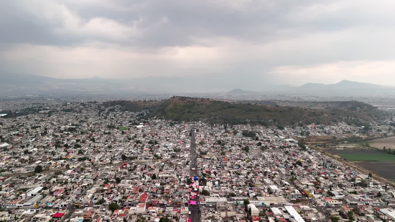 Plano cenital en movimiento hacia atrás con dron de pobreza urbana en Chalco, Estado de México