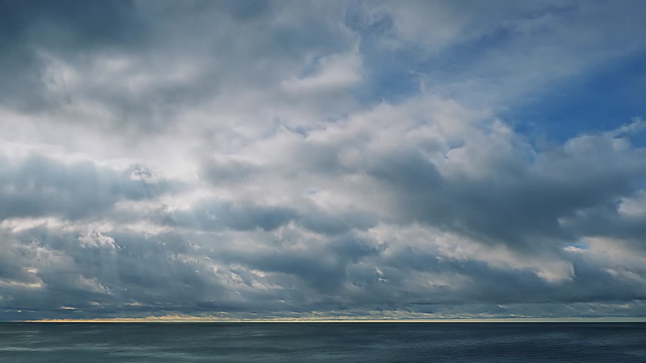 아름다운 구름 풍경, 구름 어리를 는 빛, 아름다운 빛 구름 풍경을, 하늘에서 움직이는 구름의 타임 라프스, 구름을 가로질러 빛나는 빛과 렌즈 플레어, 4k 루프