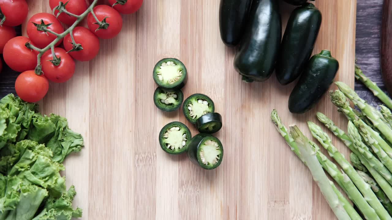 나무 도마에 신선한 야채