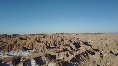 Vista-Aérea-De-Las-Montañas-Del-Desierto-De-Atacama