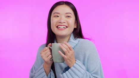 행복한 아시아 여성과 함께 커피, 재 ⁇ 고 향기