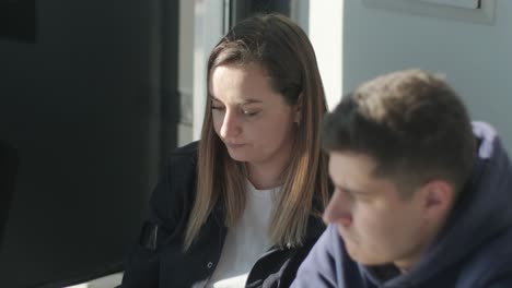 gerente de servicio de automóviles trabajando en un escritorio en la oficina