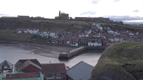 Whitby,-North-York-Moors,-Abbey-Headland-Pan-Shot,-Sonnenschein-Am-Frühen-Morgen,-North-Yorkshire-Heritage-Coast,-Yachten-Und-Abbey-Bmpcc-4k-Prores-422-Clip-1