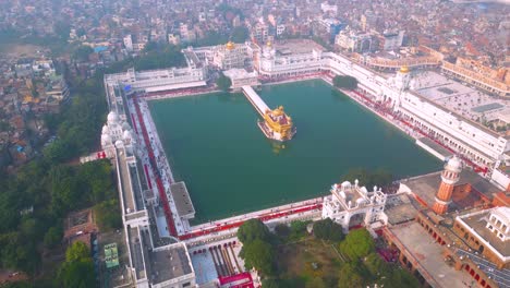 Der-Goldene-Tempel,-Auch-Bekannt-Als-Harimandir-Sahib,-Luftaufnahme-Von-DJI-Mini3Pro-Drone