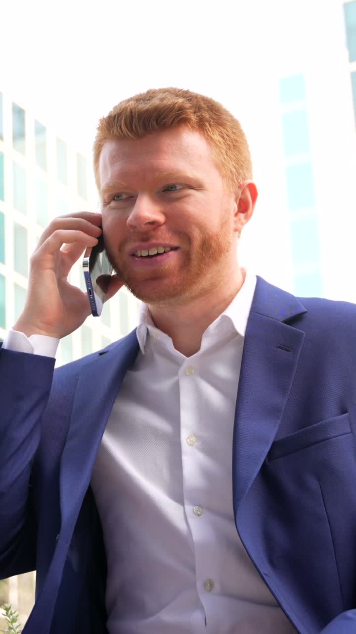 Mand i jakkesæt taler i telefon
