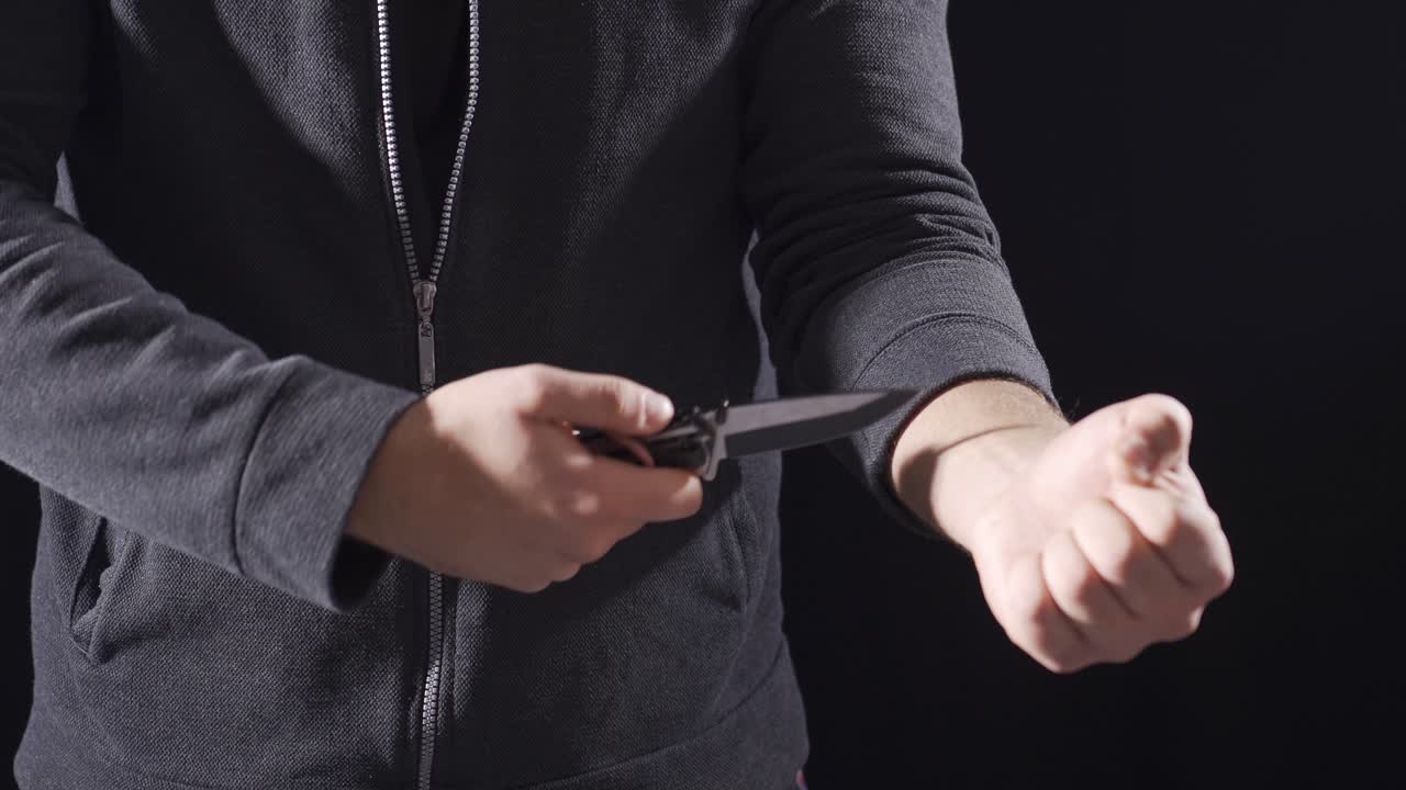 공격적인  ⁇ 크 남자가 칼을 들고 위험한 움직임을 하고 있습니다.