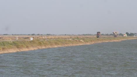 Goldgelber-Sonnenuntergang-Am-Horizont-über-überschwemmter-Ländlicher-Landschaft-In-Sindh