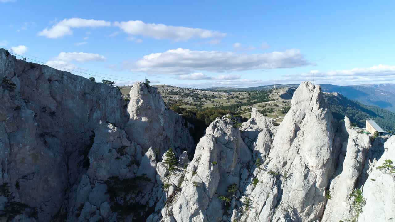 vista aérea de un pico de montaña con una bandera