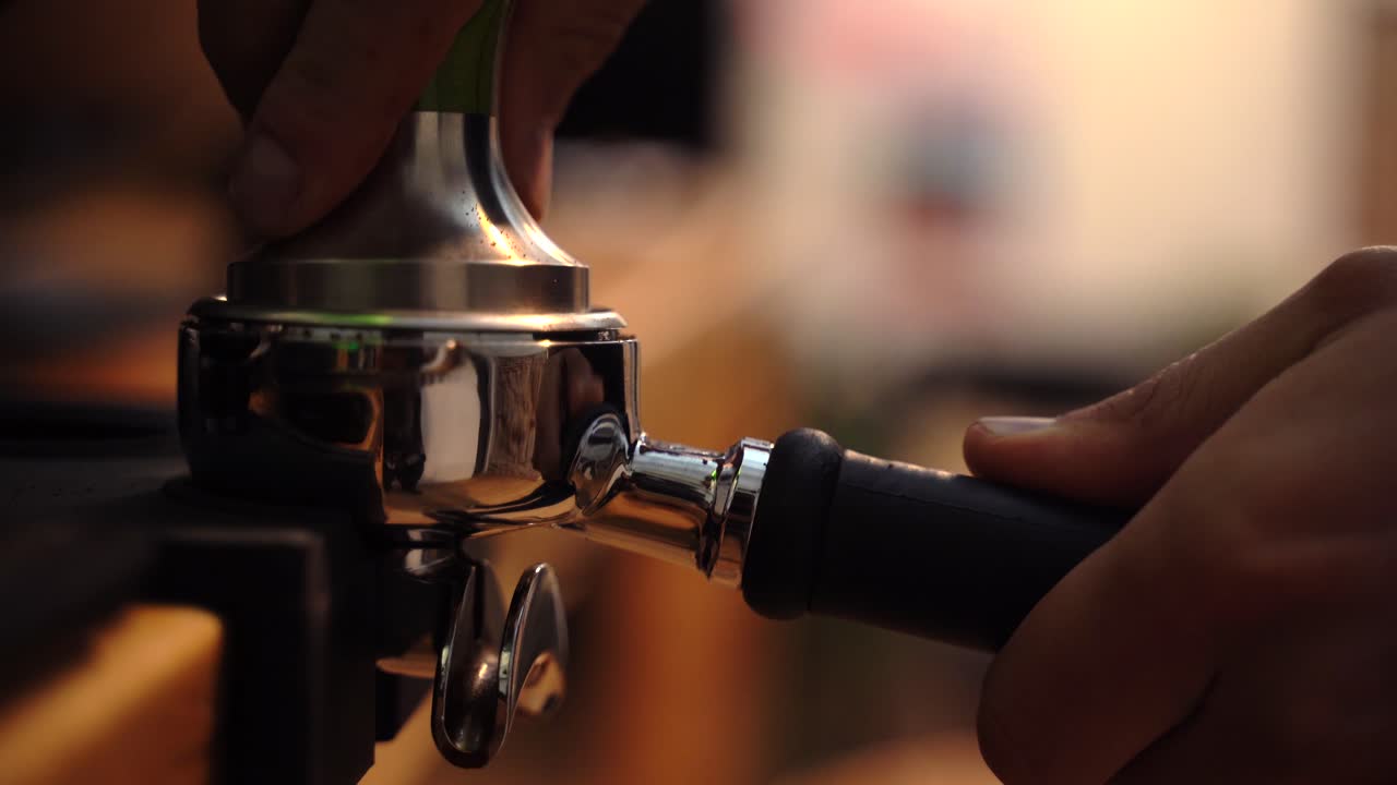 카페에서 포타 필터와  ⁇ 퍼와 함께 작물 바리스타