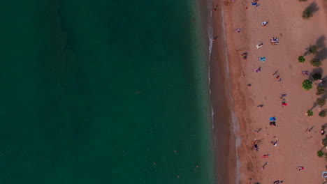 Toma-Aérea-De-Arriba-Hacia-Abajo-A-Lo-Largo-De-La-Playa-De-Atenas,-Grecia