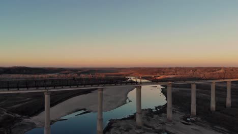 Saliendo-Del-Puente-Del-Sendero-De-Caballete-Alto-En-Iowa-Durante-Una-Hermosa-Puesta-De-Sol-En-Primavera