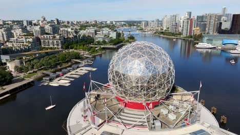 Prominentes-Wissenschaftsmuseum-Am-False-Creek-Mit-Der-Skyline-Von-Yaletown-Und-Der-Innenstadt-Von-Vancouver-Im-Hintergrund