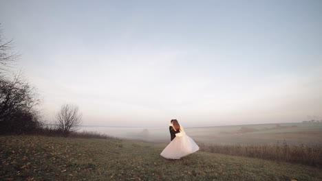 Jungvermählten-Tanzen.-Kaukasischer-Bräutigam-Mit-Braut-Auf-Dem-Morgenfeld.-Nebel.-Hochzeit