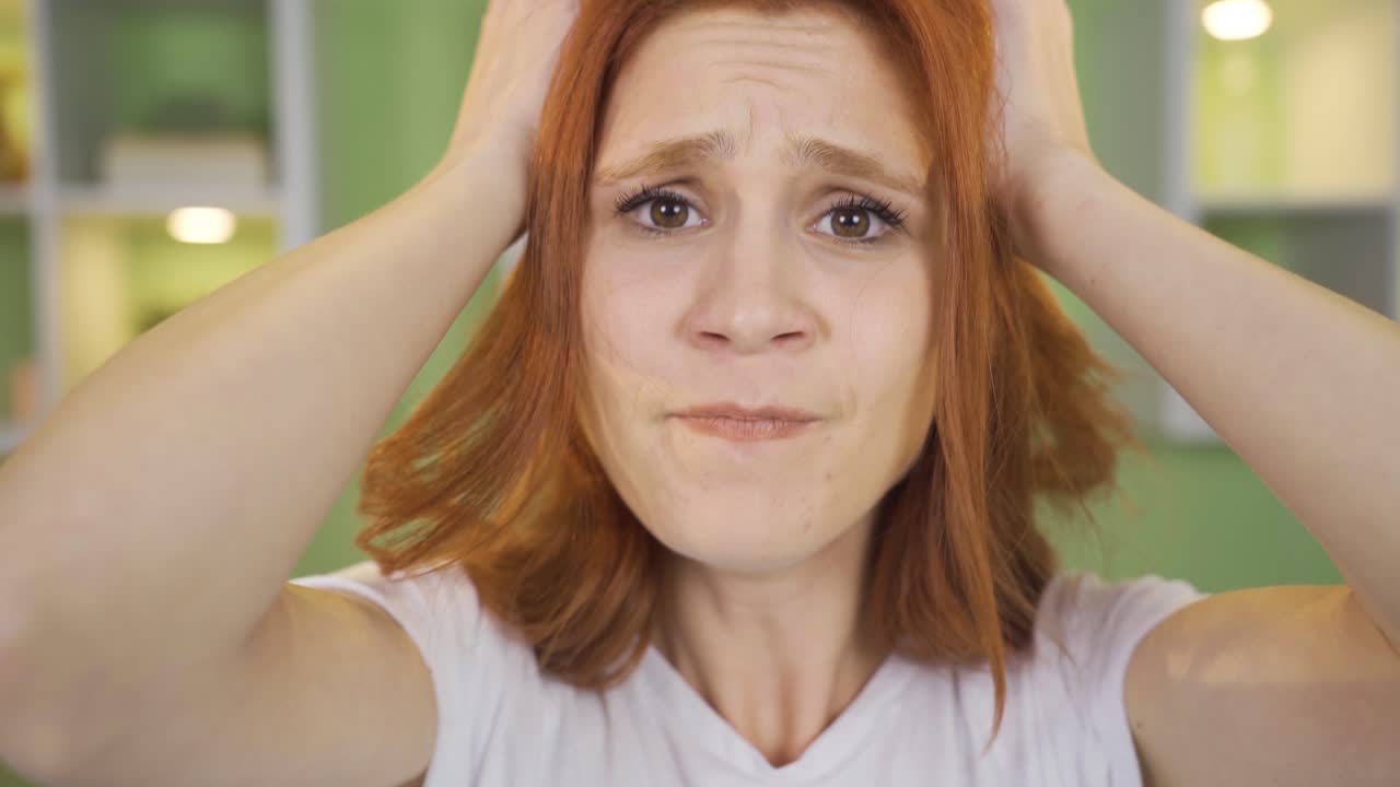 노트북에서 본 것에 화를 내었던 여자