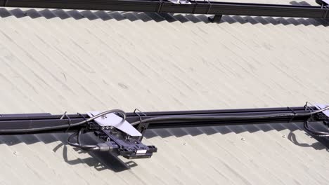 Solarpanel-Installation-–-Solarpanel-Racks-Auf-Dem-Dach-Mit-Installierten-Mikro-Wechselrichtern