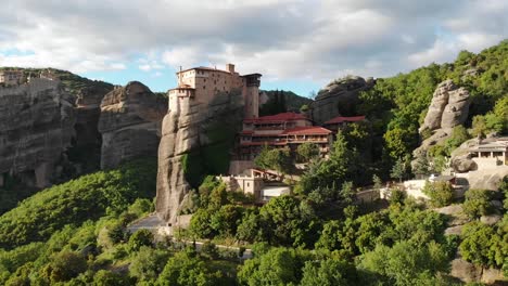 Monasterio-De-Roussanou-Meteora,-Kalabaka,-Grecia-Aérea