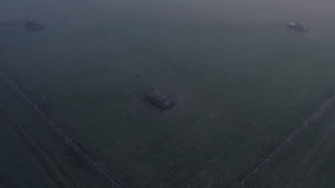 Veduta aerea di carri armati militari abbandonati in un prato all'alba con nebbia a Sogel, Germania, con splendida illuminazione all'alba, atmosfera tranquilla, riprese drone di alta qualità che rivelano un paesaggio sereno