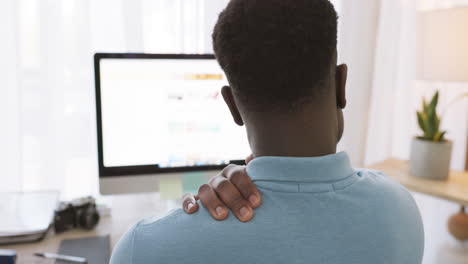 hombre negro, dolor de hombro y estrés trabajando en la computadora