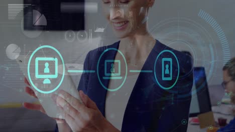 animación de la interfaz con procesamiento de datos sobre mujer de negocios caucásica usando tableta digital.
