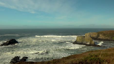 Pilas-De-Mar-De-La-Costa-De-Oregon-Con-Olas-Rompiendo-Durante-La-Marea-Alta