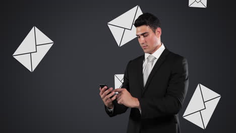 joven hombre de negocios caucásico usando teléfono con fondo de correo