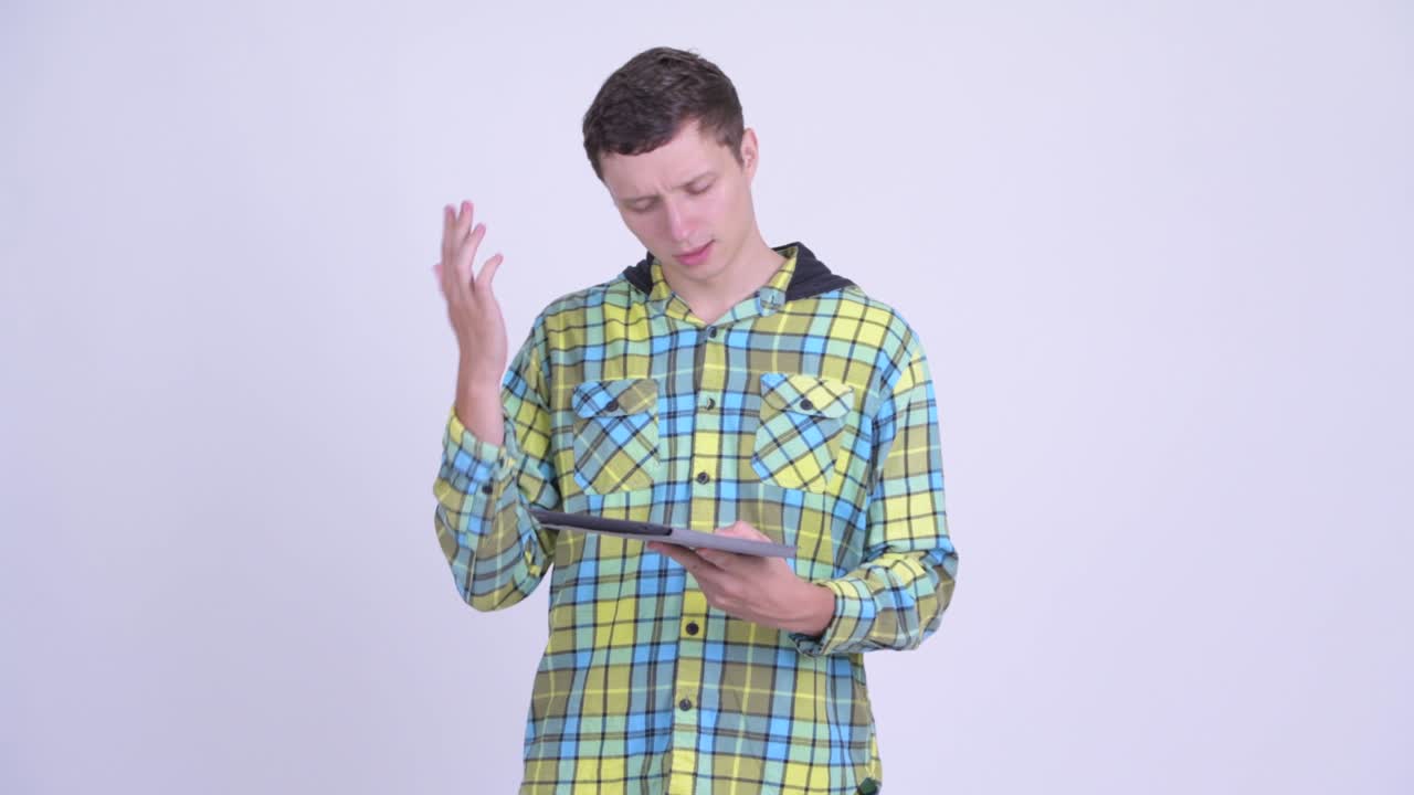 joven hombre hipster guapo con tableta digital