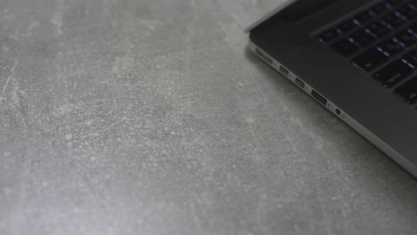 abrir una computadora portátil uso de computadora personal para el trabajo en la oficina o en casa