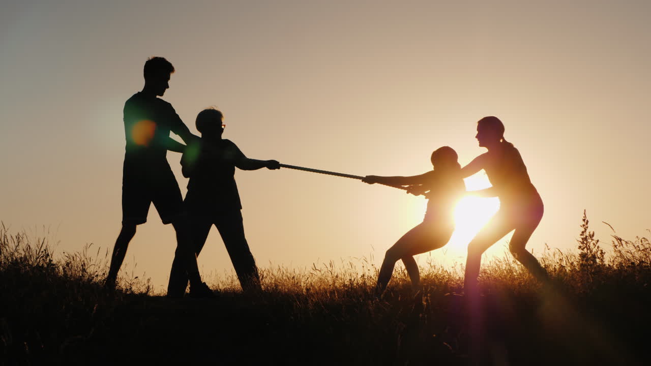 niños y adultos compiten en tira y afloja un estilo de vida saludable y activo