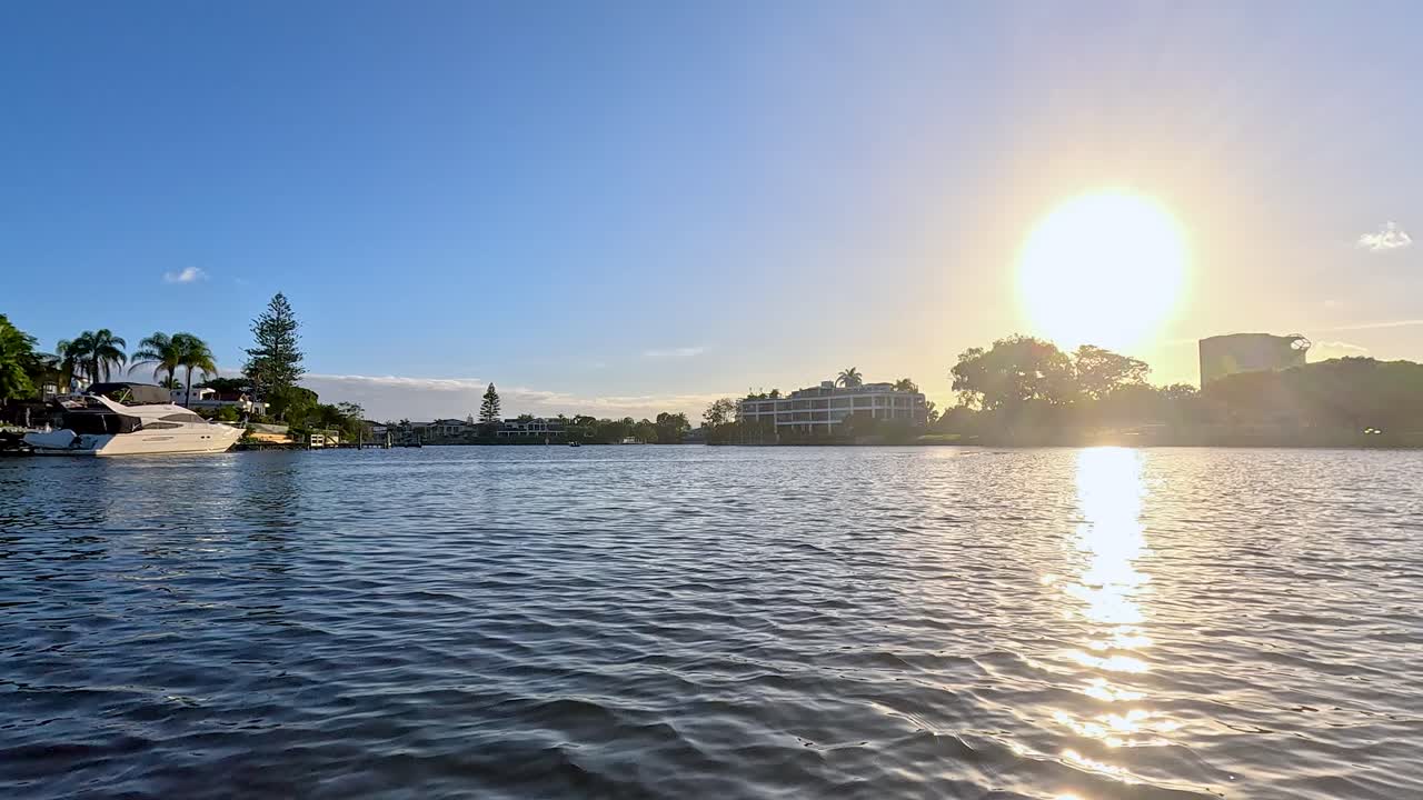 골드 코스트에서 해가 지는 동안 경치 좋은 강 항해