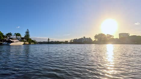 crucero panorámico por el río durante la puesta de sol en la costa dorada