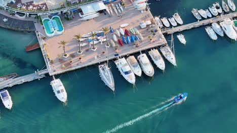 Vista-Aérea-De-Un-Pequeño-Puerto-En-Bari-Con-Barcos