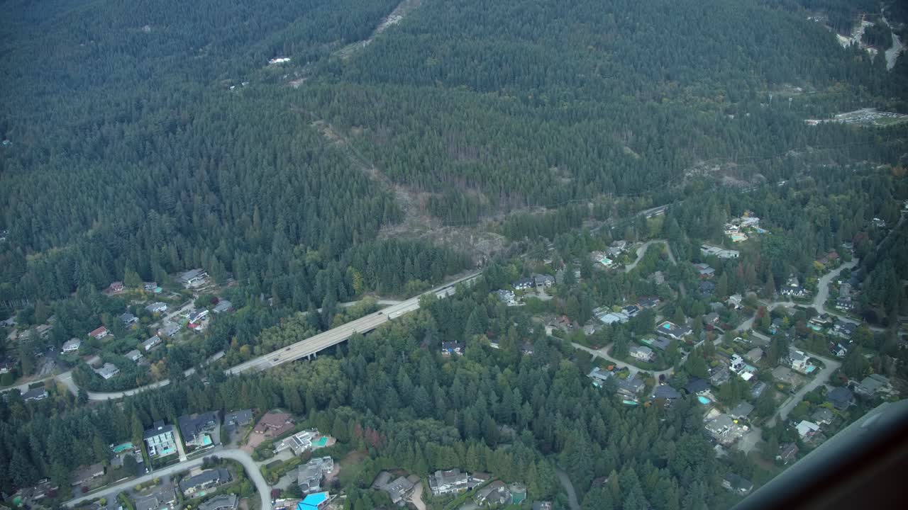 lujoso pueblo junto a la montaña con bosque de pinos en whistler, bc, canadá