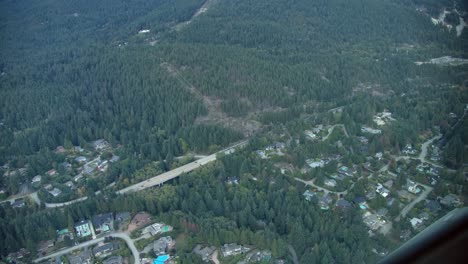 Lujoso-Pueblo-Junto-A-La-Montaña-Con-Bosque-De-Pinos-En-Whistler,-BC,-Canadá