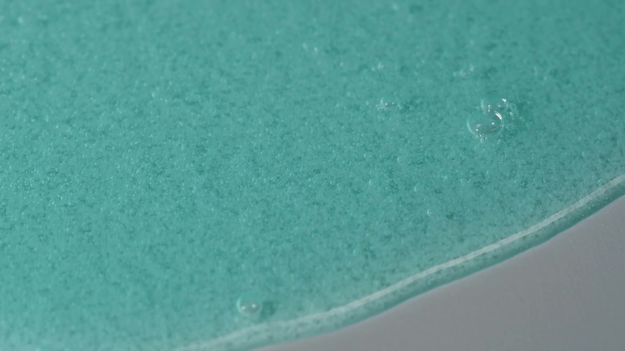 Primo piano di liquido viscoso turchese con bolle