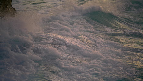 Aufgewühltes-Meer,-Das-Die-Klippe-In-Der-Morgenumgebung-Aus-Der-Nähe-Umspült.-Wellen-Brechen