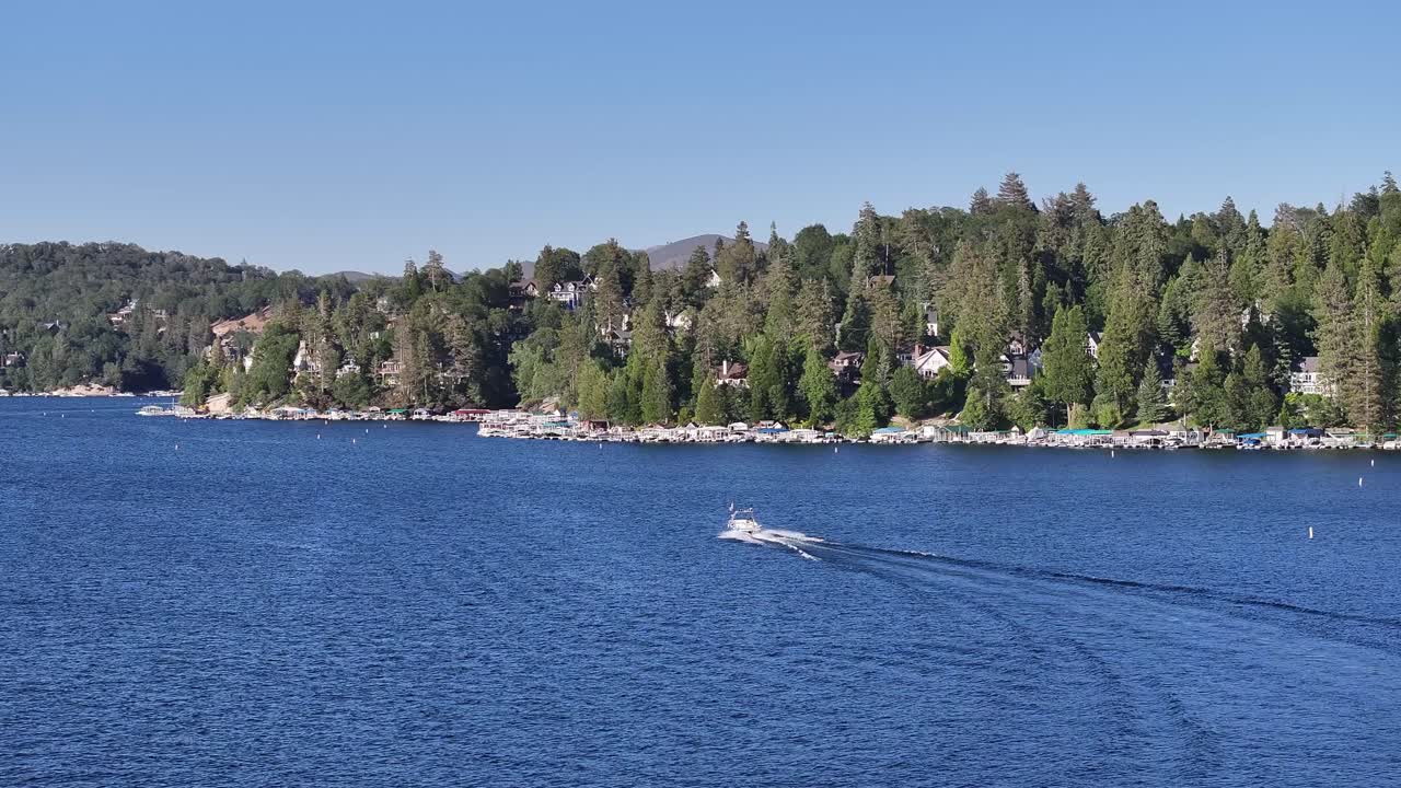 캘리포니아의 arrowhead 호수에서 스피드 보트를 따라 텔레포토 압축 안테나 돌리 팬